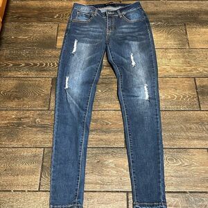 Q17  jeans // mid rise /Skinny /Dark Wash /Size 5